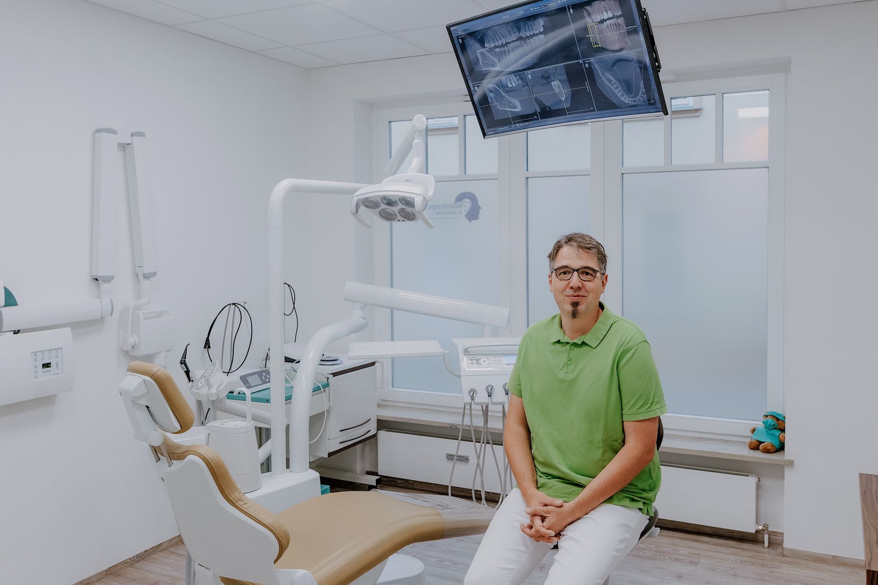 Dr. Elstner im Behandlungsraum