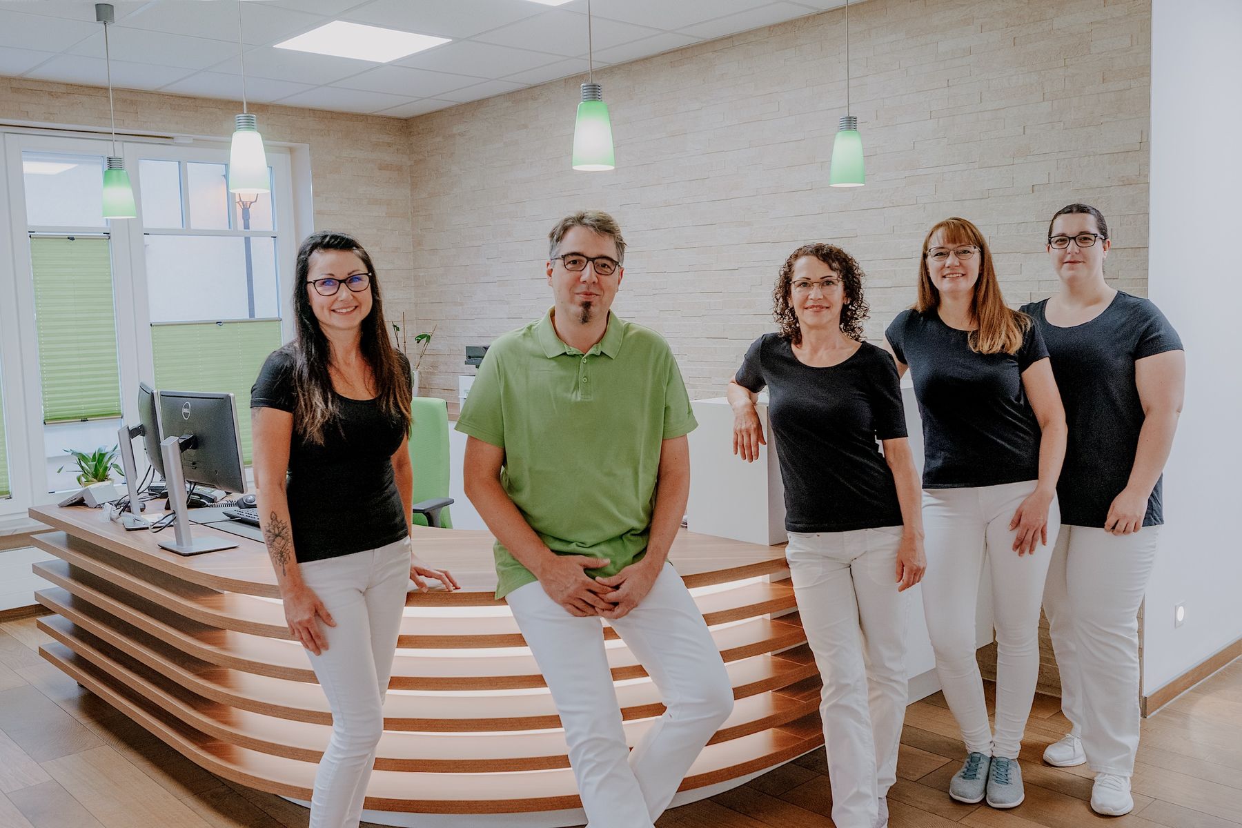Dr. Stefan Elstner und sein Team am Empfang der Praxis in Ilmenau